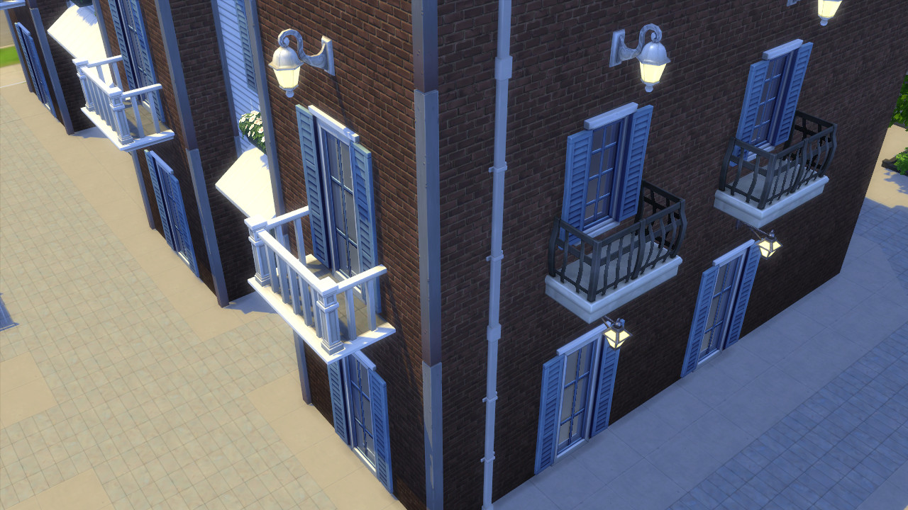 A gauche, un balcon fait manuellement, à droite, un balcon décoratif du jeu